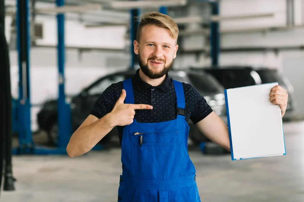 imagem ilustrativa de homem com documentação de certificado do MEC