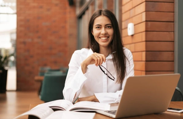 A Fast University oferece cursos online de alta qualidade, com conteúdo atualizado e suporte personalizado. A educação online pode transformar sua carreira!