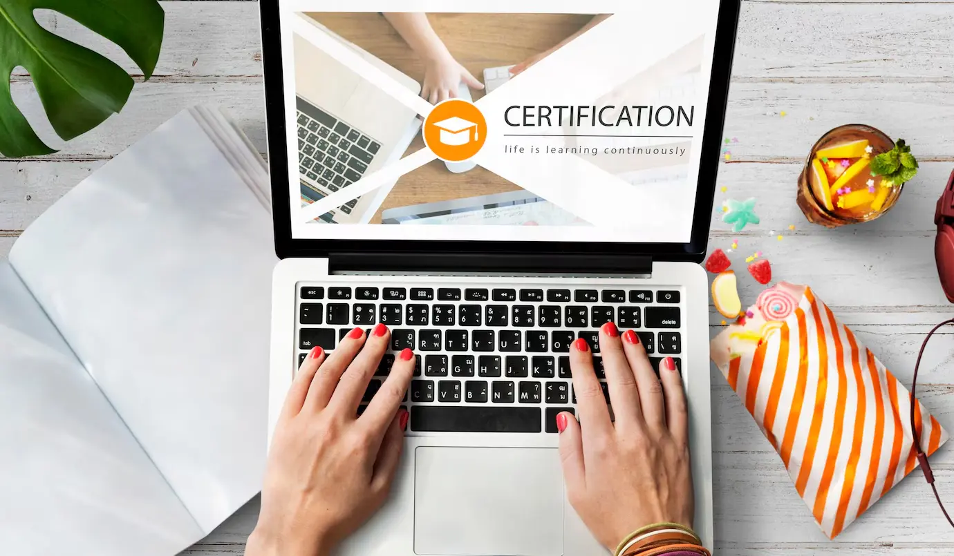 Cursos certificados: veja estratégias para monetizá-los. | Foto: Freepik.