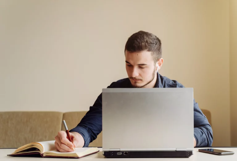 MBA-online-ou-presencial-descubra-qual-modelo-gera-mais-retorno-para-especialistas