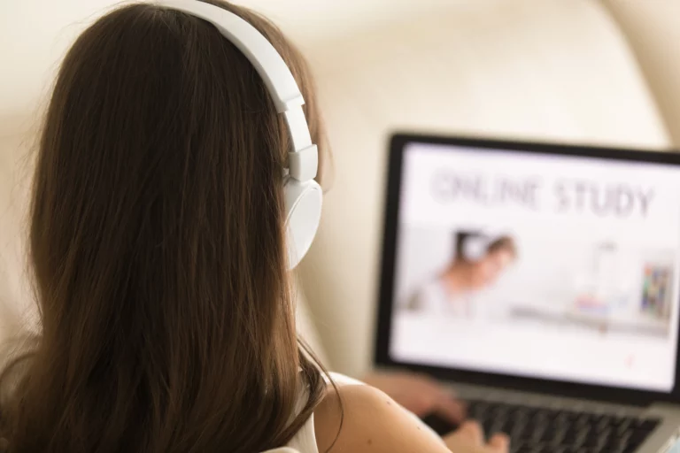 pós-graduação-online-por-que-profissionais-experientes-estão-criando-seus-próprios-cursos